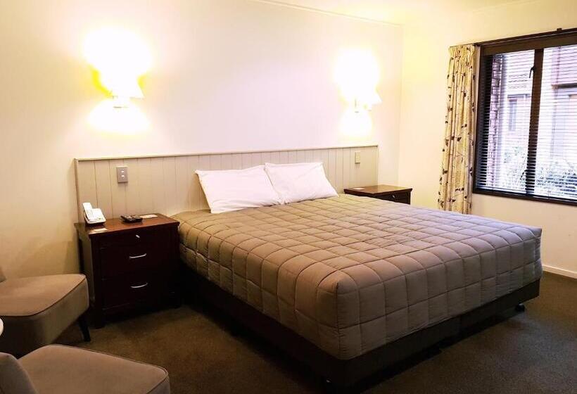 استودیوی سوپریور, St James Apartments