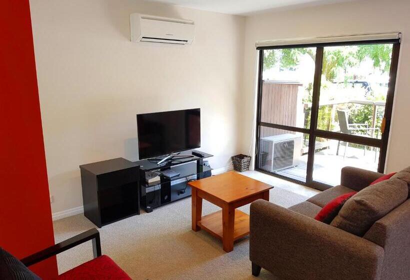 2 베드룸 연립 주택, St James Apartments
