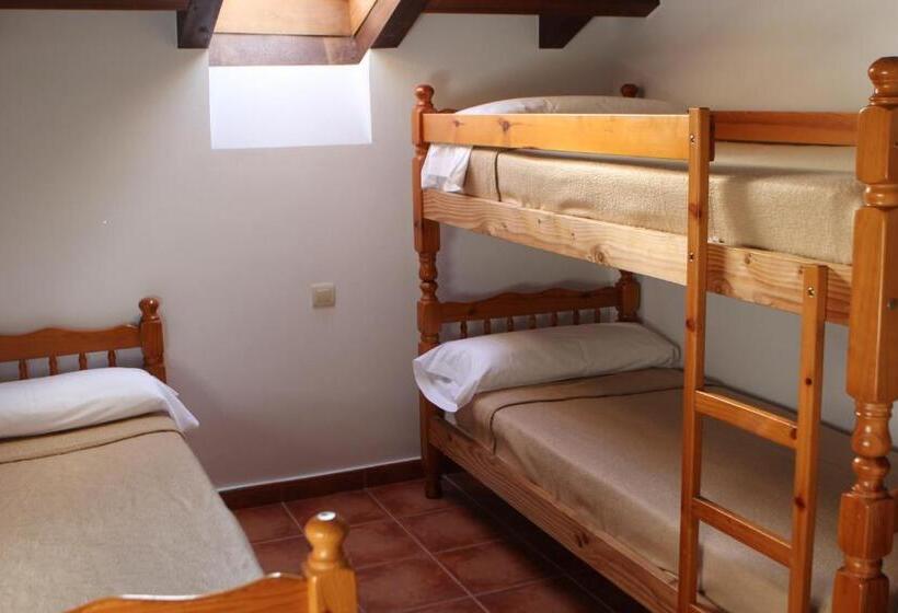 غرفة قياسية ثلاثية, Albergue Cabrales   Hostel