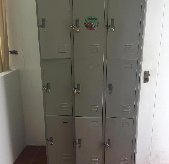 공용 욕실 구비 공동 객실 내의 침대, Paracas Backpackers House