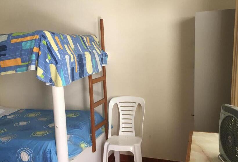 سرير فى غرفة مشتركه, Paracas Backpackers House