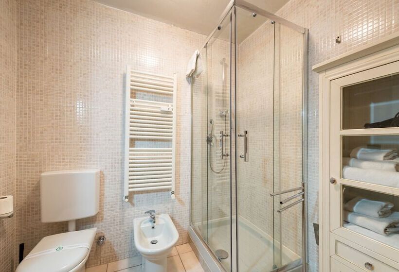 اتاق خانوادگی, B&b Central Station