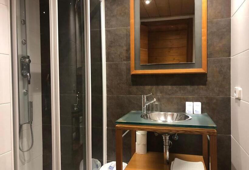 스탠다드 트리플 룸, Hostal Piteus