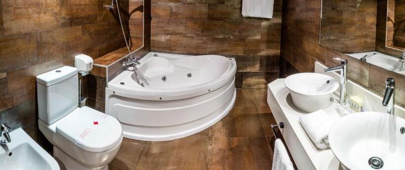 جناح جونيور, Hospedium Hotel Los Periquitos