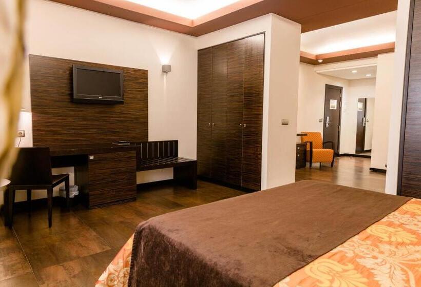 جناح جونيور, Hospedium Hotel Los Periquitos