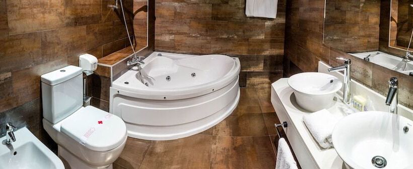 جناح جونيور, Hospedium Hotel Los Periquitos