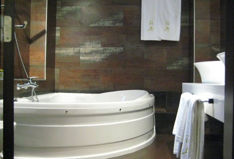 جناح جونيور, Hospedium Hotel Los Periquitos