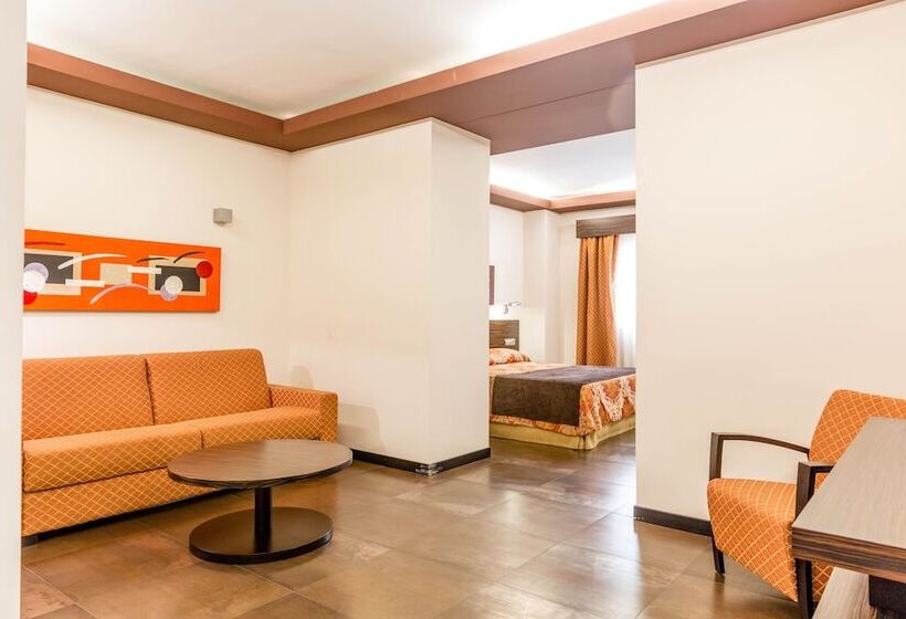 جناح جونيور, Hospedium Hotel Los Periquitos