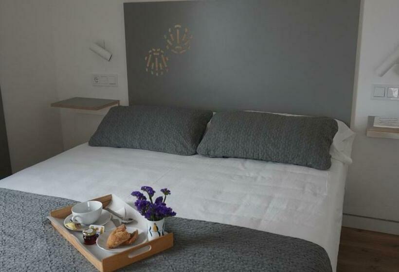 غرفة قياسية مطلّة علي البحر, Semprefisterra