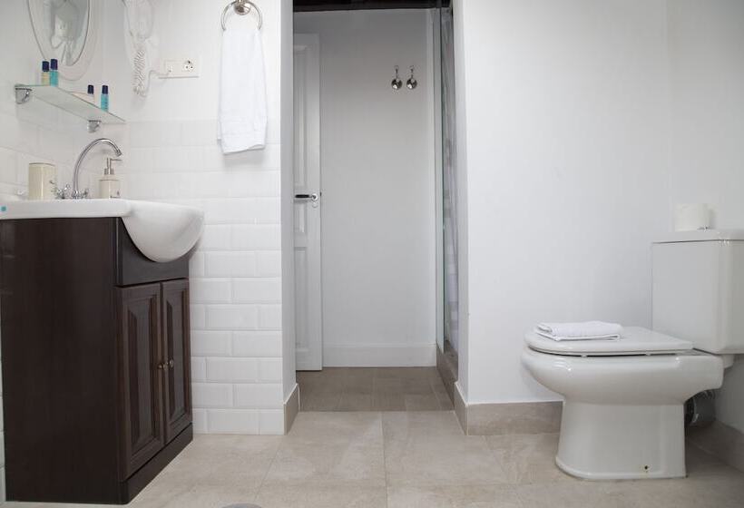 استودیوی استاندارد, Oriente Palace Apartments