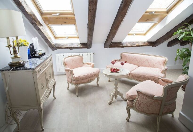 استودیوی استاندارد, Oriente Palace Apartments