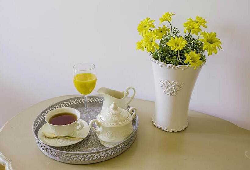 استودیوی استاندارد, Oriente Palace Apartments