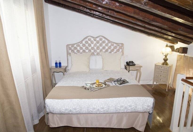 استودیوی استاندارد, Oriente Palace Apartments