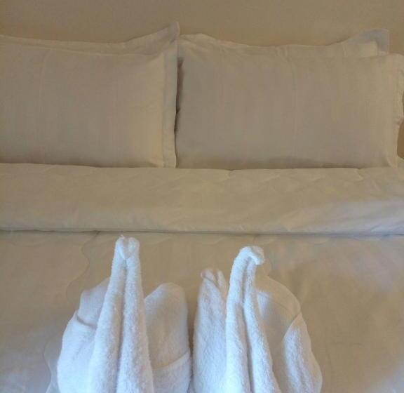 חדר אקונומי יחיד, Charlee House