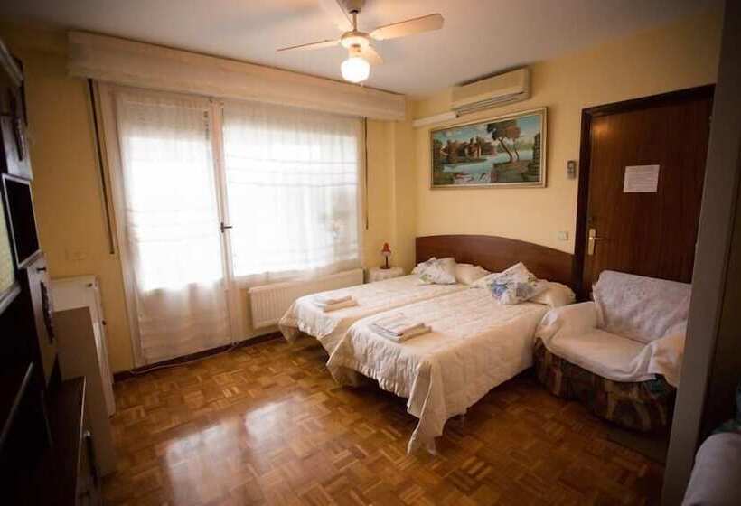 Номер Стандарт Трехместный, Pensión Mari Asun