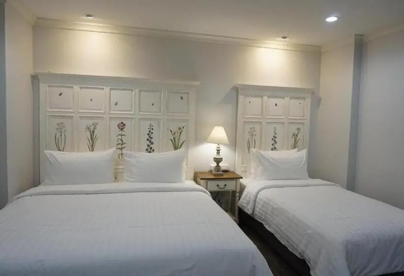 اتاق لوکس سه تخته, Marquise Boutique