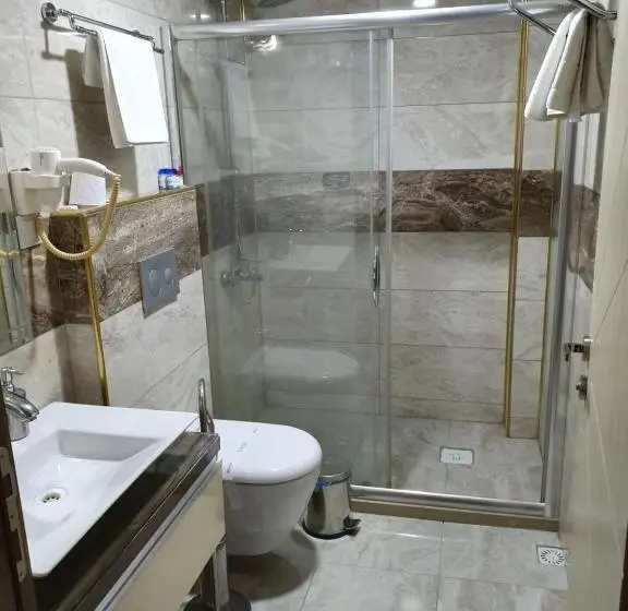 اتاق لوکس, Elazig Gunay