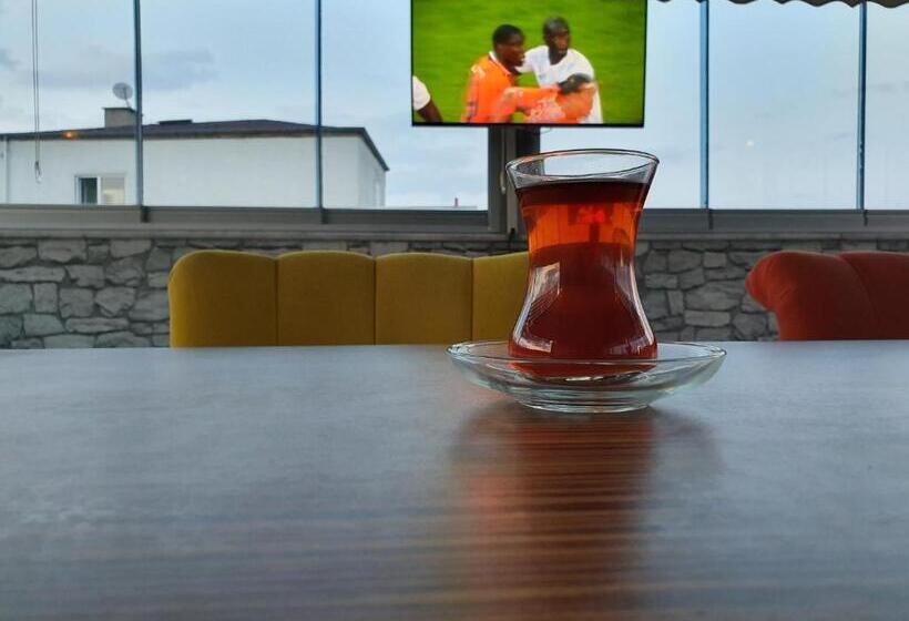 اتاق لوکس, Elazig Gunay