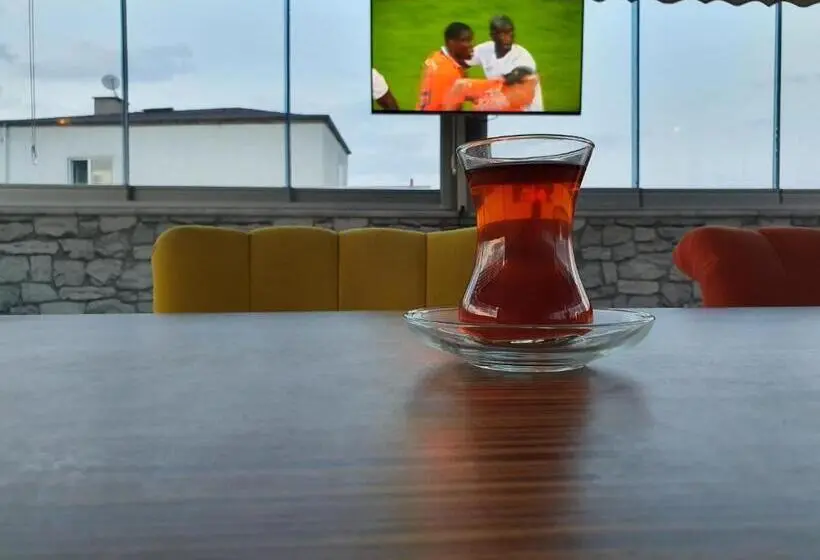 اتاق لوکس, Elazig Gunay