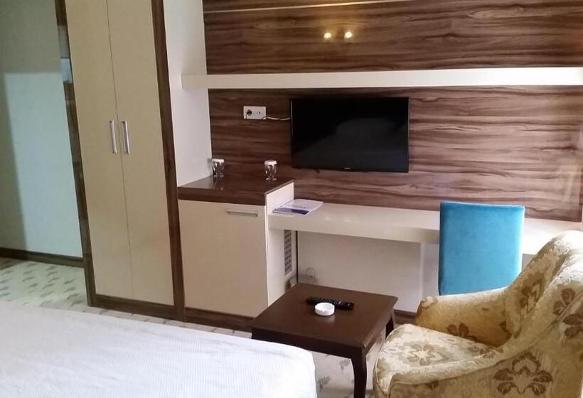 اتاق لوکس, Elazig Gunay