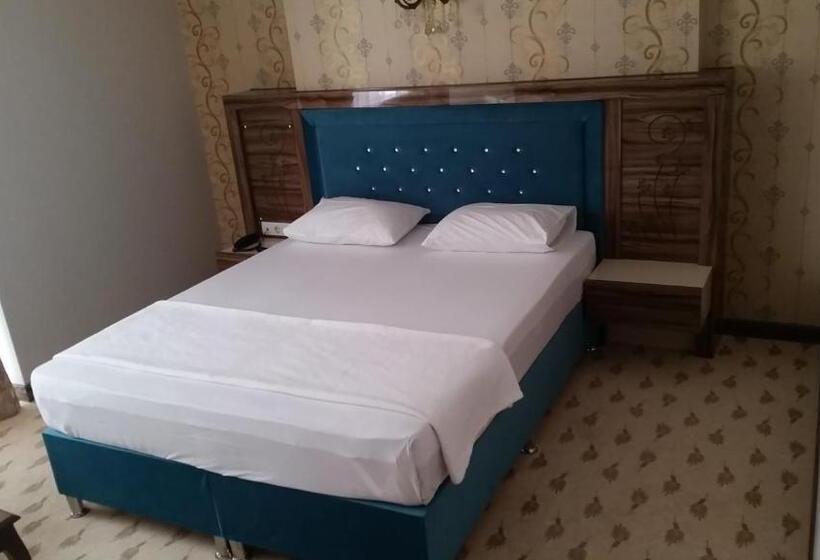 اتاق لوکس, Elazig Gunay