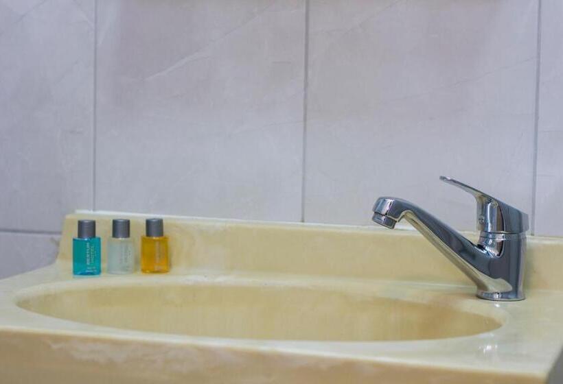 اتاق استاندارد سه نفره, Bestur