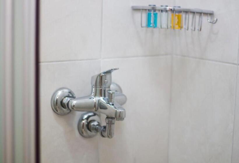 اتاق استاندارد سه نفره, Bestur