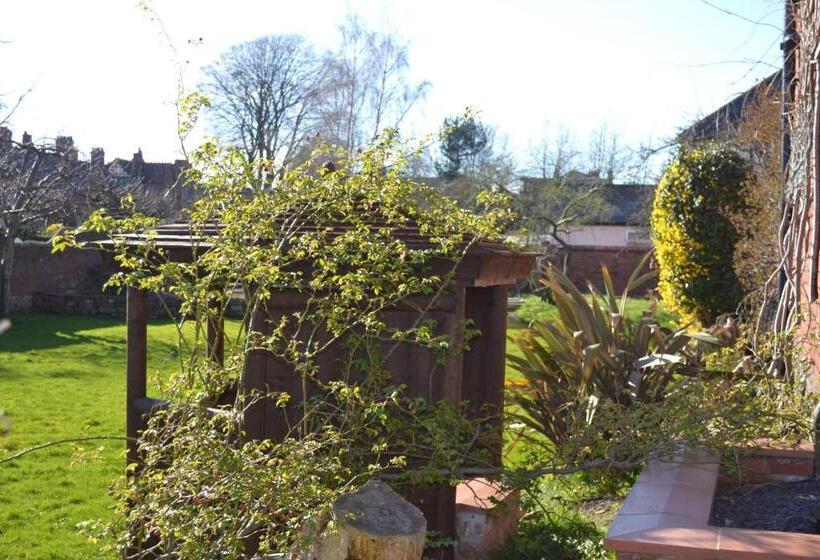اتاق سوپریور با تخت بزرگ, Chilton House