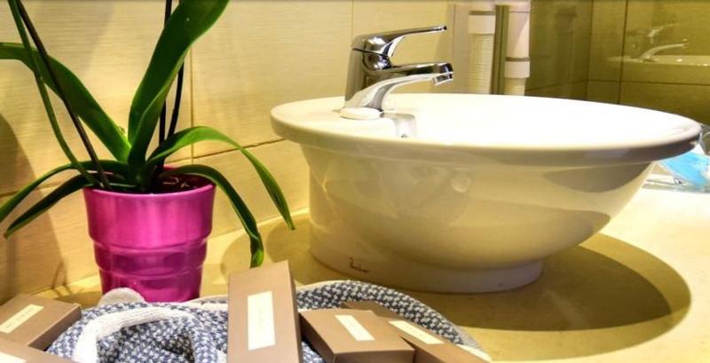 جناح مطل على البحر, Sannot Riverside Boutique