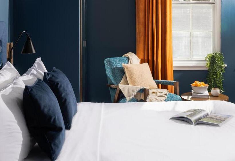 スタンダードスタジオ, Native Edinburgh