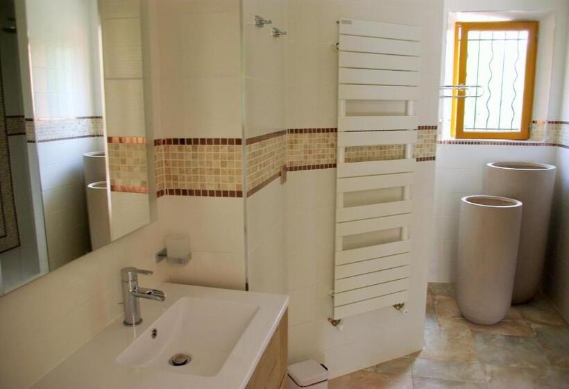 プールビュースタンダードルーム, Domaine Les Cigales