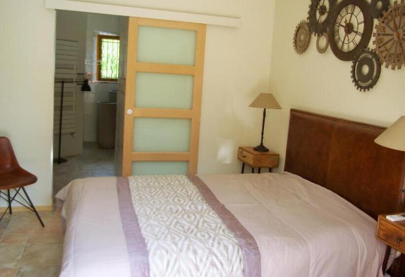 プールビュースタンダードルーム, Domaine Les Cigales