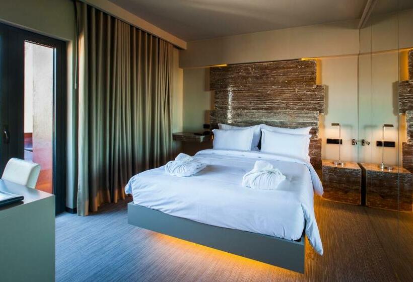 Suite, Vitoria Stone