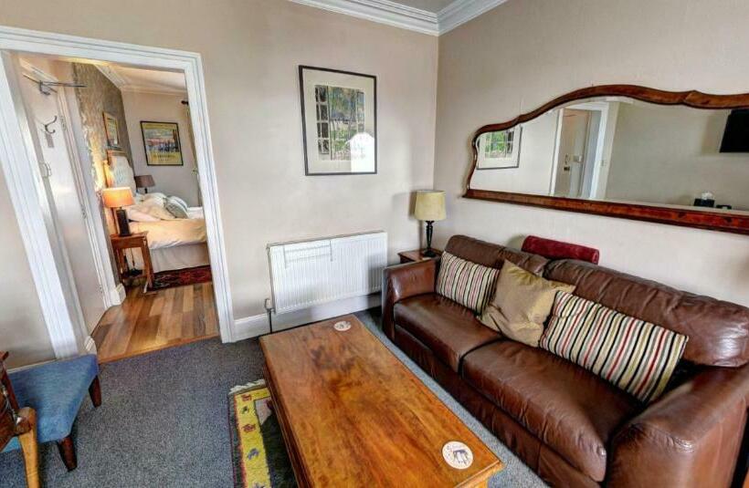 Полулюкс, Ascot House