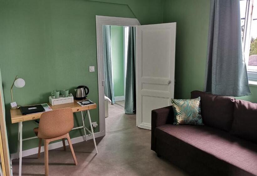 Четырехместный Номер Стандарт с Балконом, Lamarck Guest