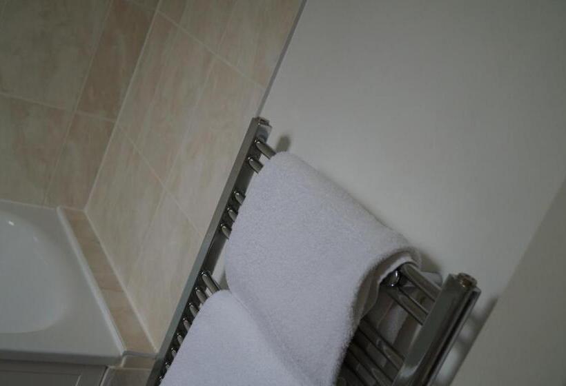 חדר משפחתי, The Flying Bull Inn