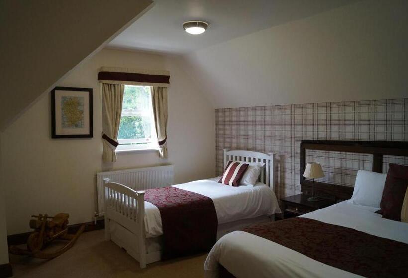 חדר משפחתי, The Flying Bull Inn