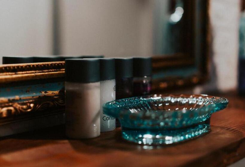 Budget Værelse, Misgibi