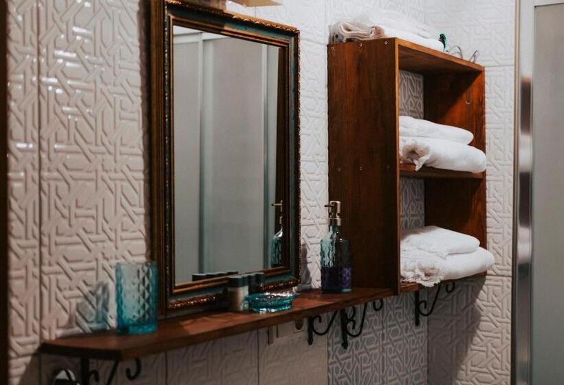 Budget Værelse, Misgibi