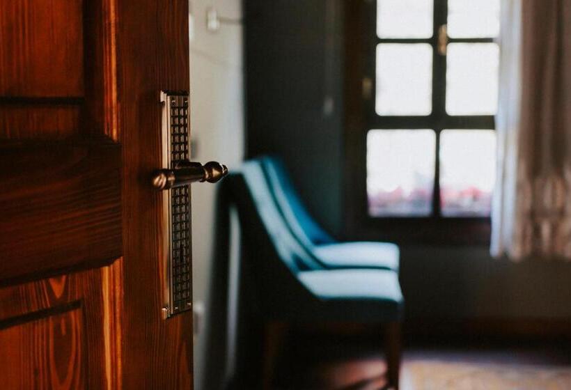 Standard Værelse, Misgibi