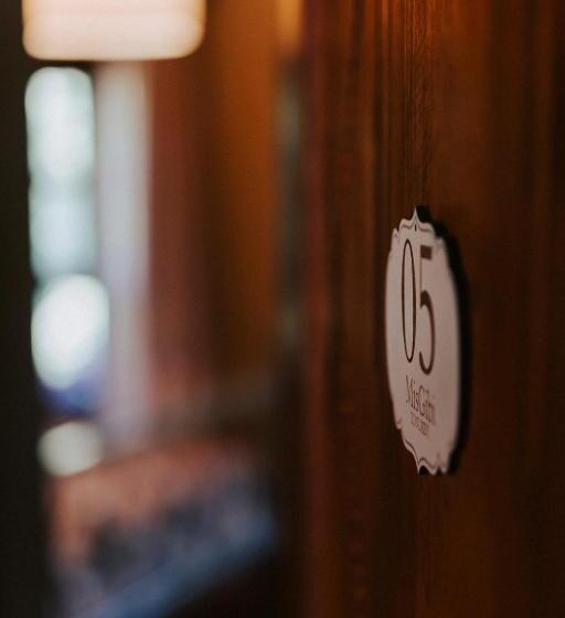 Standard Værelse, Misgibi