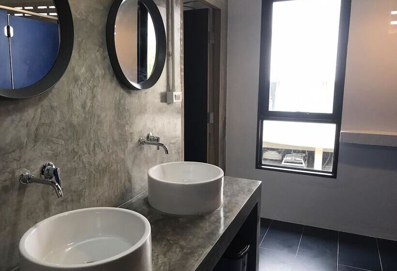 تختخواب در اتاق مشترک, White Wall Poshtel   Hostel