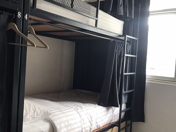 تختخواب در اتاق مشترک, White Wall Poshtel   Hostel