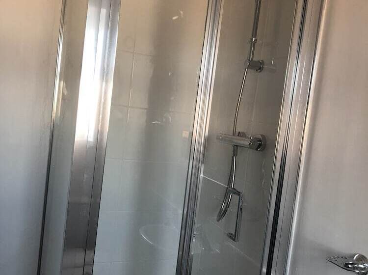 バス共有のスタンダードルーム, The Embassy