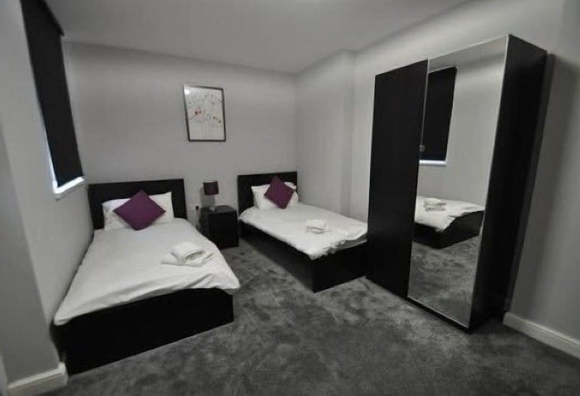 バス共有のスタンダードルーム, The Embassy