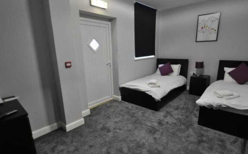 バス共有のスタンダードルーム, The Embassy