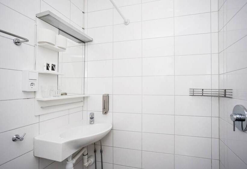 غرفة ديلوكس, Eight Rooms