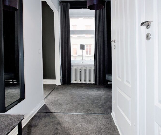 غرفة ديلوكس, Eight Rooms