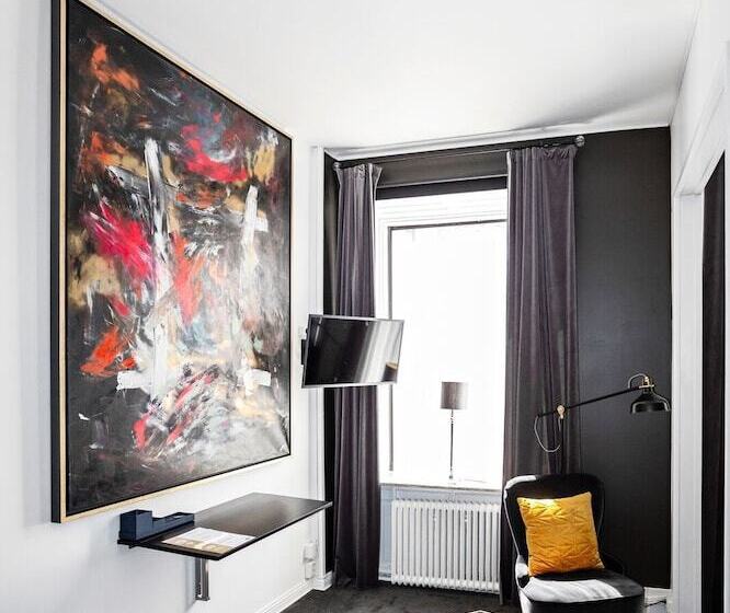 غرفة ديلوكس, Eight Rooms