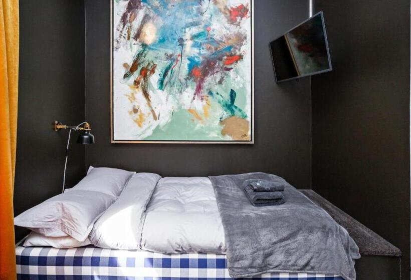 디럭스 룸, Eight Rooms